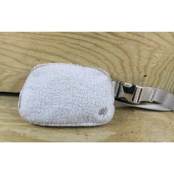 Lululemon Belt Bag Everywhere Fleece Natural Sherpa Fanny Pack Crossbody - Picture 2 of 10